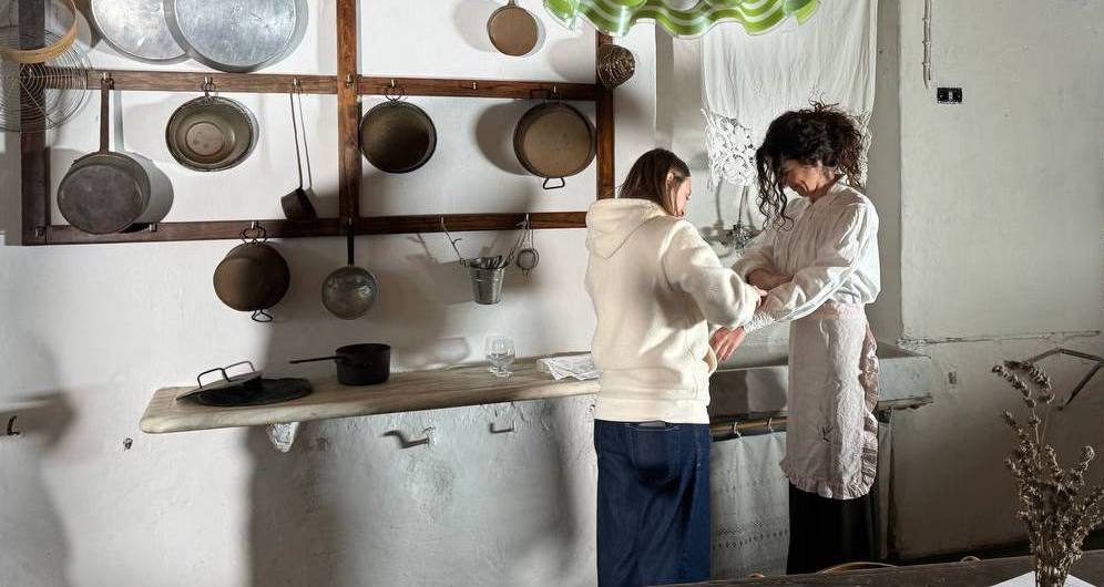 Una scena in cucina di "Fratelli", il corto di Sara Amodeo